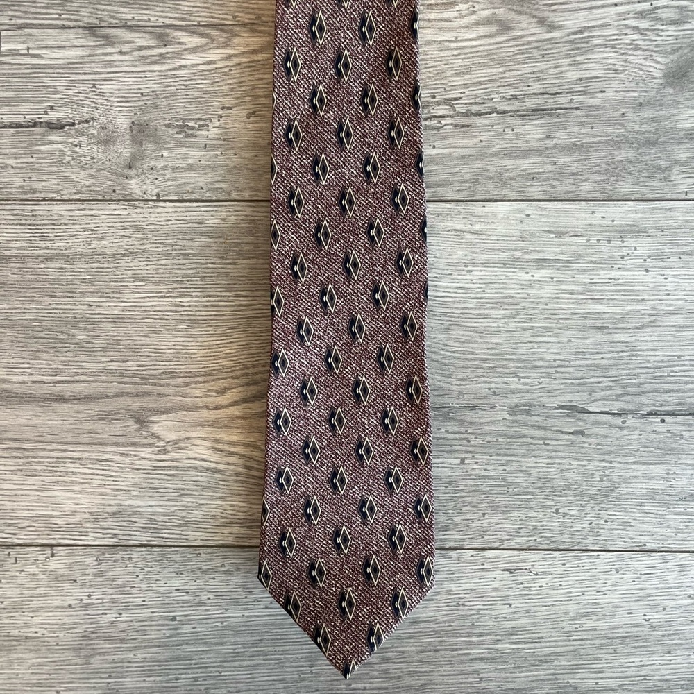 Claiborne Men’s Neck Tie Burgundy Tan Plaid Geometric Abstract Silk Workwear